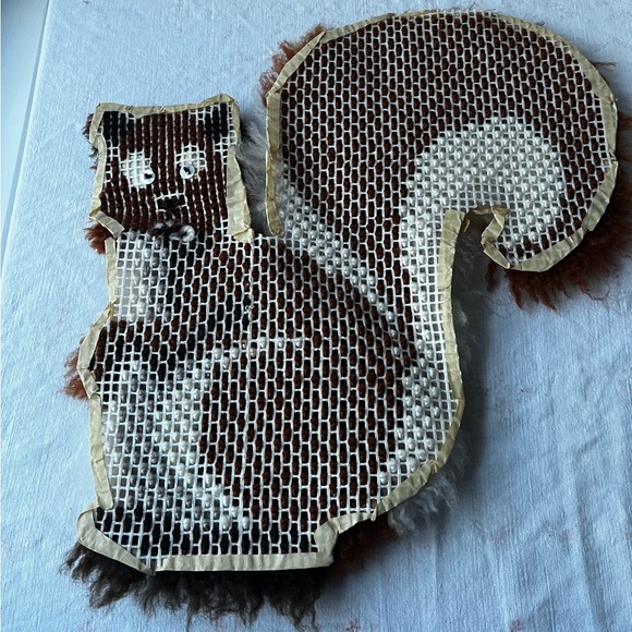 Large Vintage Latch Hook Brown and White Squirrel - Picture 7 of 9